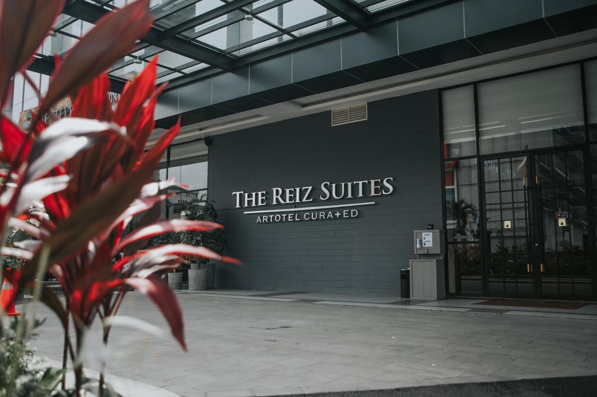 The Reiz Suites, Artotel Curated Medan Extérieur photo